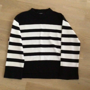 Stickad tröja - Svartvit randig stickad tröja. Nyskick. Använd 1gåmg🤍🖤🤍