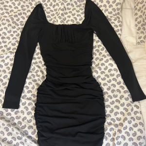 Klänning med scrunch  - Skit snygg klänning från BilBok som tyvärr inte kommer till användning 🥲Endast använd en gång. Den har en scrunch baktill vid rumpan och har en djupare rygg. Storlek XS och snatching