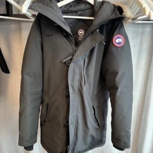 Canada goose - En varm vinter jacka som är i väl skött inga rök lukter i jackan 