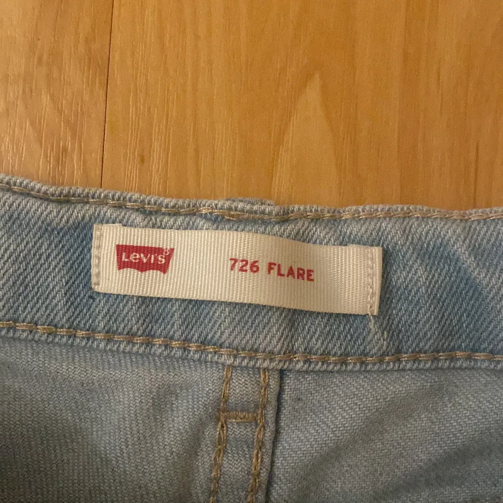 Säljer ett par snygga ljusblå Levis 726 Flare jeans. 9/10 i skick, dom är använda 3-5 gånger bara. Storlek: 140-152! Jag köpte dom för 600kr. Jeans & Byxor.