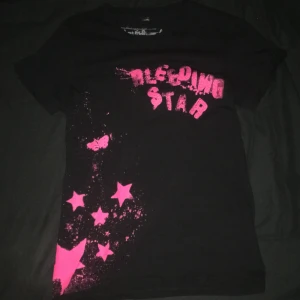 Super Rare Bleeding Star T shirt (2007) - Det här en tröja från Bleeding Star clothing som var väldigt populär runt 2007 och forfarande är rätt populär inom emo scenen. eftersom det är så rare att få tag i och eftersom det finns bara några kvar i världen så går den för ett högt pris. Tröjan är storlek Small (S). Säljer inte online eller skickar möts upp endast vid Stockholm och vid plattan. Fri frakt 