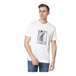 Limitato T-shirt Muhammed Ali - Knappt använd. Storlek L men passar M. Bilder kan skickas på tröjan.