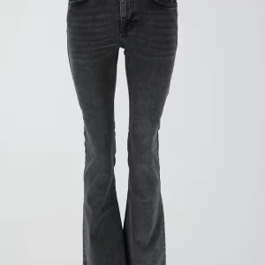 Mörkgråa bootcut jeans - Säljer ett par snygga mörkgråa bootcut jeans från Gina Tricot i storlek 34, och är perfekta för både vardag och fest. Tjejen på bilden är cirka 164cm och sitter perfekt i längden! Pris kan diskuteras