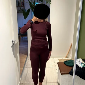 Vinrött underställ i merino ull från Wyte - Säljer ett vinrött underställ från Wyte. Setet är tillverkat av 75% merinoull och 25% polyester, vilket gör det både varmt och bekvämt. Perfekt för kalla dagar! Tröjan är långärmad och byxorna har en elastisk midja med Wyte-loggan. De är storlek S men är liten i storlek. 