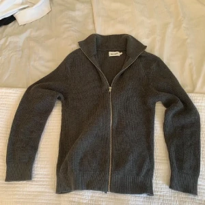 Full zip  - Snygg full zip från Brothers, inprincip ny. Skriv vid frågor eller funderingar.