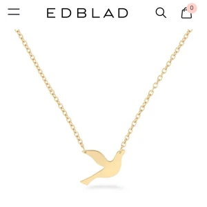 Guldhalsband med fågel från Edblad - Snyggt och stilrent guldhalsband från Edblad med en fin fågelberlock. Perfekt för att ge en elegant touch till vilken outfit som helst. Kedjan är tunn och smidig, vilket gör den bekväm att bära hela dagen. Passar både till vardags och fest! Pris går att diskutera💕💕köpt för 299 men säljer för 199 eller mindre 