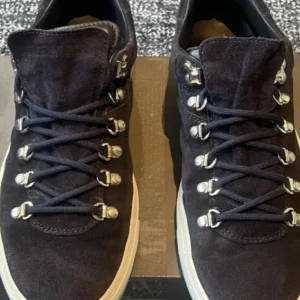 Blå mockaskor från Diemme - Säljer ett par snygga blåa mockaskor från Diemme i mycket bra skick. Dom är storlek 41 men passar mig som använder 42-43 i vanliga fall. Nypris 3699 ungefär.