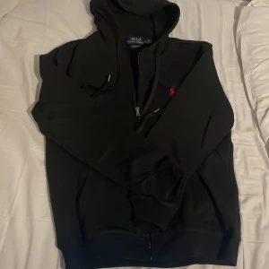 Ralph Lauren Zip Hoodie - Hej, säljer nu denna Zip hoodien från Ralph Lauren. Tvättat ett par gånger så färg och material är fortfarande i toppskick. Storlek M. Hör gärna av er vid frågor! Mvh