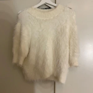 Carin Wester tröja - Fin päls tröja från Carin Wester, köpt för 500 och använd max 5 gånger, i fint skick!❤️