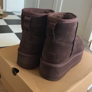 UGG - Classic mini platform - Storlek 39.  Mörkbrun färg. Använda ett fåtal gånger. Nypris: 2295kr
