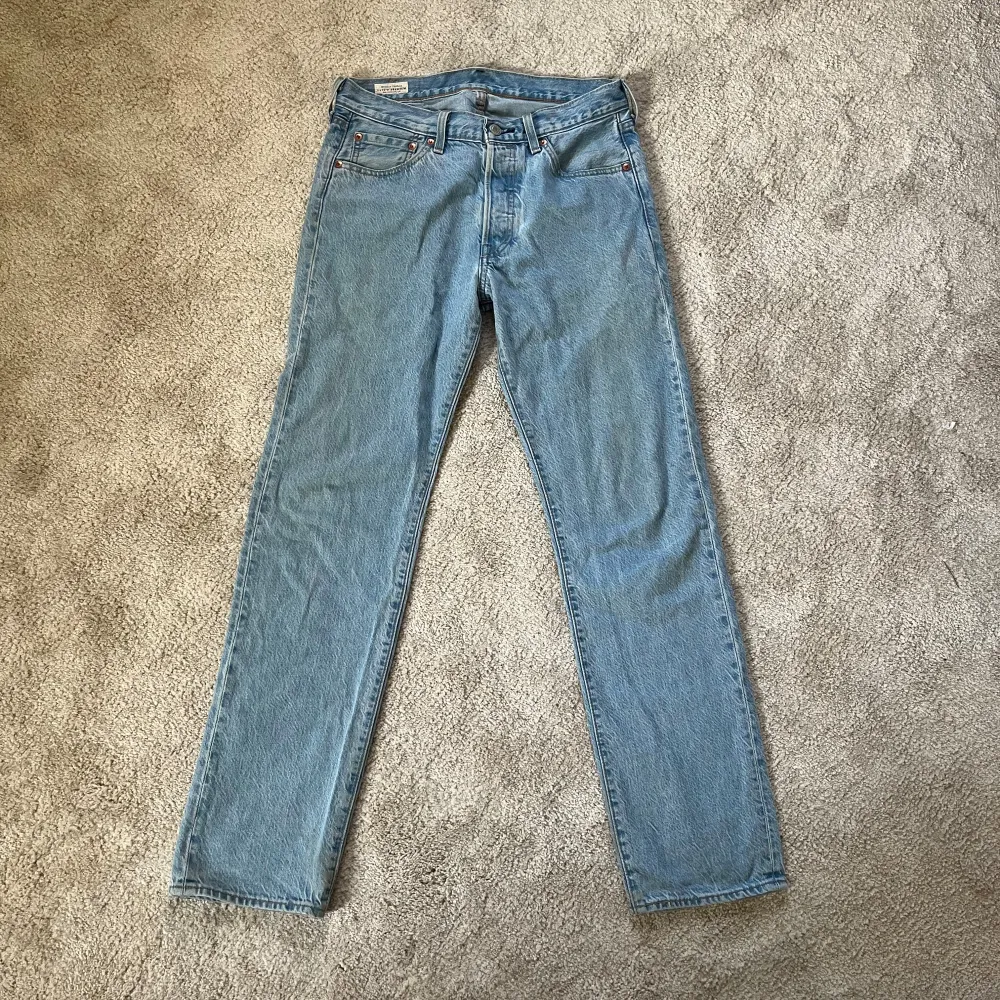 Säljer ett par helt nya levis 501 jeans i en snygg ljusblå färg. Nypris ca 1300kr. Först till kvarn!. Jeans & Byxor.