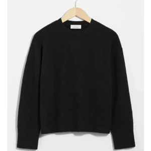 Svart stickad tröja från & Other Stories - Säljer en stilren svart stickad tröja från & Other Stories. Den har en klassisk rund hals och långa ärmar, perfekt för både vardag och fest. Tröjan är i mycket bra skick och passar perfekt till höst- och vintergarderoben. Supermjuk och bekväm!