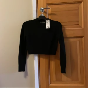 Svart stickad tröja - Svart stickad magtröja från newyorker. Skönt material som inte känns sticksigt. Aldrig använd. 