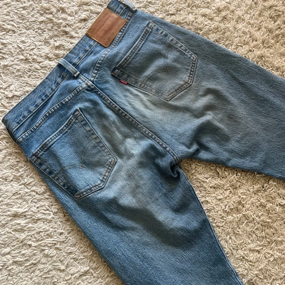 Säljer ett par riktigt snygga och ovanliga levis 501 jeans i en sjukt snygg wash. Väldigt fint skick, som helt nya. Nypris 1200kr. Skriv vid frågor!. Jeans & Byxor.