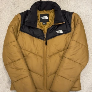 The North Face Puffer Jacka - Märke: The North Face Storlek: S Färg: Brun och Svart Skick: Mycket bra skick