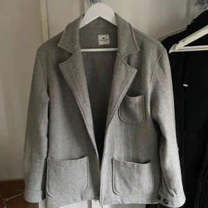 John Henric overshirt  - Snygg overshirt / rock från John Henric, håller värmen bra.  Jag har mest använt den som jacka, bara använd fåtal gånger, säljer den då den tyvärr är lite stor på mig 
