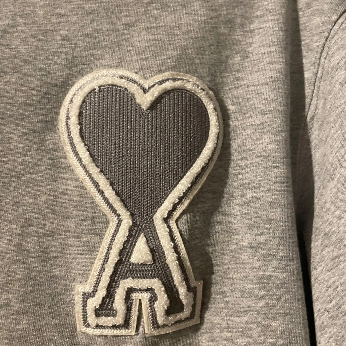 Grå t-shirt från Ami Paris - 90