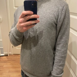 Kashmir tröja - Tja! Säljer nu min Kashmir tröja i 100% Kashmir i storlek S. Riktigt stilren och skönt material, perfekt nu inför vintern. Fint skick, inga defekter och endast använd ett fåtal gånger. Nypris ligger på 3000kr, mitt pris 899kr. Skriv vid minsta lilla fundering! Priset är ej hugget i stenen.