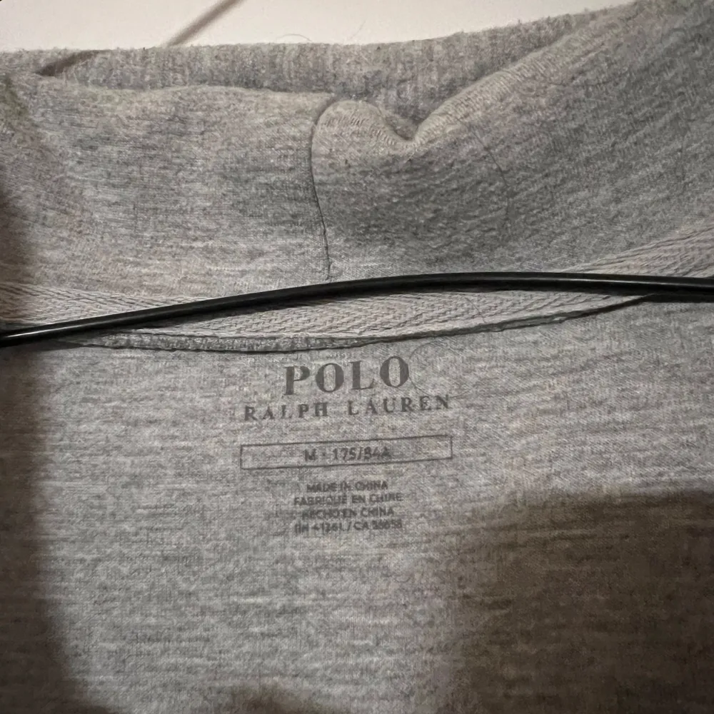 Grå Ralph Lauren zip up i storlek s/m. Knappt använd, ny skick.. Hoodies.