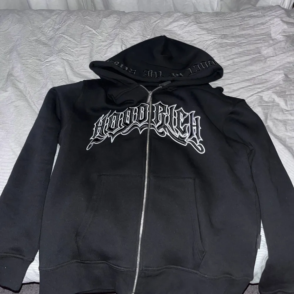 Säljer denna hoodrich tröjan eftersom  jag inte använder den då den har blivit för liten. Tröjan är använd en gång innan och är helt ny.  Vid intresse så skriv ill PM.. Hoodies.