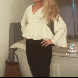 Vit blus - Jättefin blus som jag längre inte får mycket användning av, det är mina bilder!!💗💕