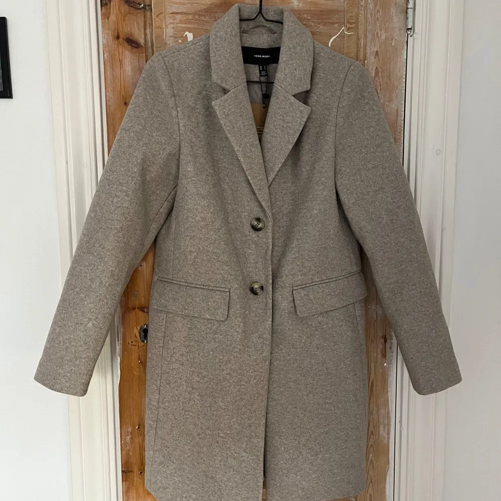 Kappa från Vero Moda från förra hösten. Helt oanvänd med prislapp kvar. . Takit.