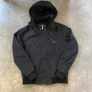 Dolce & Gabbana jacka - Riktigt fin vår/höst jacka från dolce gabbana! Jackan har inga defekter och har även QR-kod för äkthetsbevis. Den sitter bra och är bekväm, Säljer den då den blivit för liten för mig. Tveka inte på att höra av dig vid frågor!