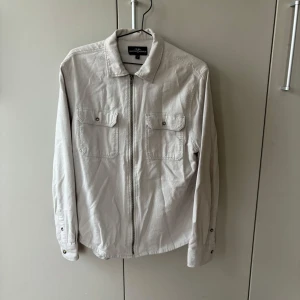 Overshirt - Bra skick, inga anmärkningar. Hör av dig vid intresse.