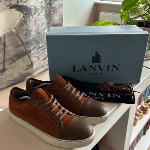 Hej och välkomna till bearys resell jag säljer nu mina lanvin paris 🇫🇷🇫🇷 skor i nyskick använda 4-5 gånger är som nya allt og medföljer tyvärr tveka inte på att höra av er angående skorna väldigt unik färg perfekt till hösten- vintern mvh bearys resell