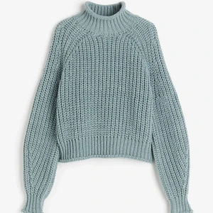 Stickad tröja - oanvänt! - Superfin blågrå stickad tröja i ett mysigt och varmt material. Plagget är helt nytt, aldrig använt och har även prislappen kvar! Storlek XS. Perfekt för kyliga dagar med ribbade design och långa ballongärmar. Den har en hög krage som håller dig extra varm! Perfekt för både höst och vinter 💙  Skriv för mer bilder, priset kan diskuteras:)