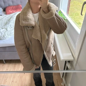Teddyjacka från Zara  - Säljer min jacka då jag tycker den är lite för stor. Använd fåtal gånger, storlek xs. Köpt för 999 kr