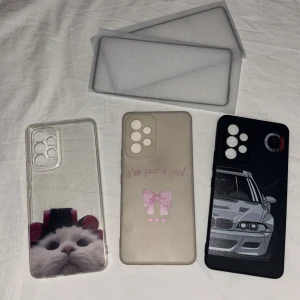 Skal Samsung A53 5G - PRIS GÅR ATT DISKUTERAS!  Säljer 3 stycken skal som jag ÄLSKAR men tyvärr måste sälja, allt är i nytt skick, har än vänt dem 1-2 gånger bara, säljer även skärmskydd i nytt skick 