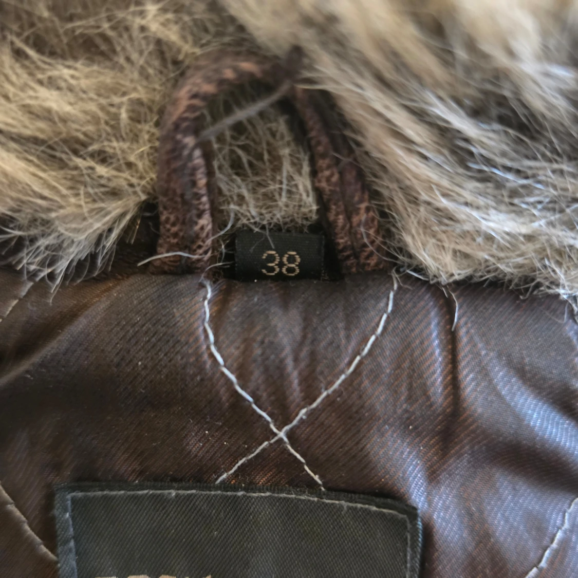 Brun skinnjacka med pälsdetaljer - 93