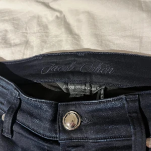 jacob cohen jeans  - Säljer nu dessa riktigt fräscha jacob cohen jeansen, storlek 29 men passar även 30, nypris på dessa jeansen ligger runt 5500, de är bara att skriva ifall du har några frågor, kan gå ner i pris vid en snabb affär, dom har en liten fläck vid dragkedjan