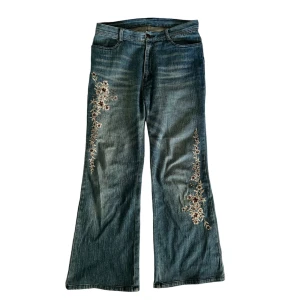 Japanese flared & embroidered denim - Frickin awsom ahh frick jinz from Japan! Real flare no clickbait! Embroidered w beautiful flowers! Dm for measurment n 2 discuss da price!