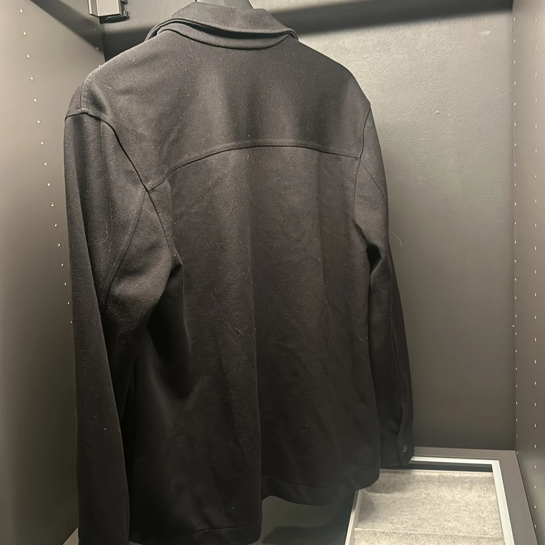 Svart overshirt med knappar - 90