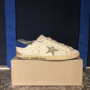 Säljer ett par vita sneakers från Golden Goose med blå detaljer. Storlek och skick är bra. Box och dustbag medkommer. Passar 44/45 original pris: 5 599 skriv för mer bilder eller frågor 