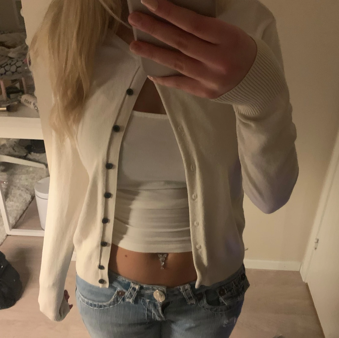 Vit kofta med knappar