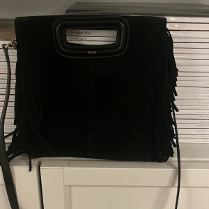 Maje väska💕 - Svart Maje väska i väldigt bra skick! Köpt förra året men väldigt oänvänd och därmed inget slitage💕dustbag medföljer!💕