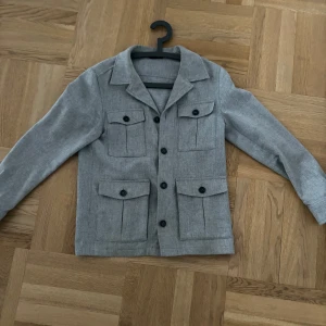 Overshirt Oscar Jacobson - Ulljacka från Oscar Jacobson i storlek S, hyfsat varm, inga defekter. Skriv vid frågor eller funderingar. Nypris 2500