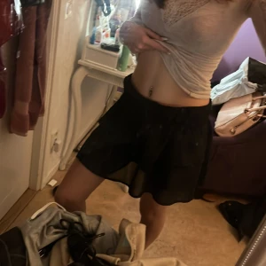 Söt svart kjol från only - Super fin svart kjol från only i storlek S som inte kommer till användning längre då den inte riktigt är min stil. Är i nyskick och har inga defekter🖤