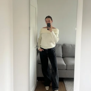 Over the shoulder stickad tröja - Helt oanvänd over the shoulder från bubbleroom, varmt och skönt material, väldigt elegant till ett bar jeans!