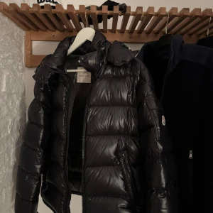 Moncler Maya storlek 2 - Moncler Maja    -Storlek: 2  -Skick 9/10  -Nypris idag: 18.000kr -Mitt pris: 8999kr  Kvitto och tags medföljer självklart🙌🏻 Tveka inte att höra av dig vid minsta frågan!