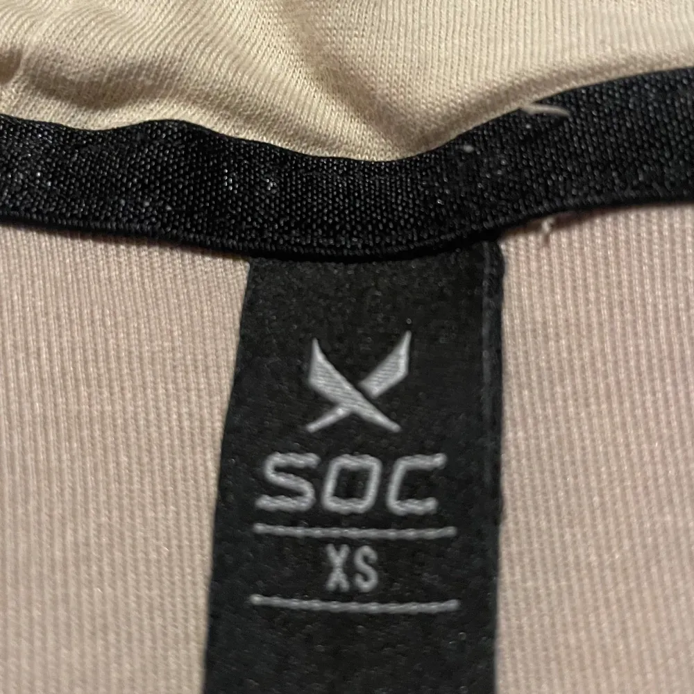 Säljer en supermysig beige jacka från SOC i storlek XS. Den har en dragkedja framtill och en praktisk huva med snören. Perfekt för höst och vår, med en stilren och enkel design. Jackan är i mycket bra skick och passar perfekt för vardagsbruk.. Neuletakit & Villapaidat.