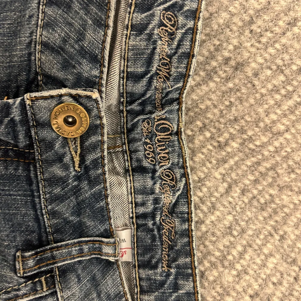 Säljer ett par snygga blå jeans från Oliver i bra skick. De har en klassisk femficksdesign och en knappgylf. Låg midjade och långa i benen. . Jeans & Byxor.