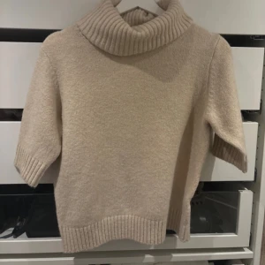 Beige polotröja - Jättefin beige stickad polotröja som ja endast använt två gånger! Nypris 500kr. Använd köp nu