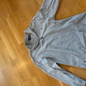 Ralph Lauren halv zip - Jag säljer nu min Ralph Lauren halv zip i storlek m. Den är köpt på zalando för cirka 1800 kr och endast använd ett fåtal gånger. Den är i utmärkt skick och det finns inget slitage på den. 