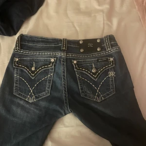 Miss me jeans - Skicket på bilderna. Ena diamanten på fickan är av. Långa på mig som är 160. Köpt begagnat men inte använt själv