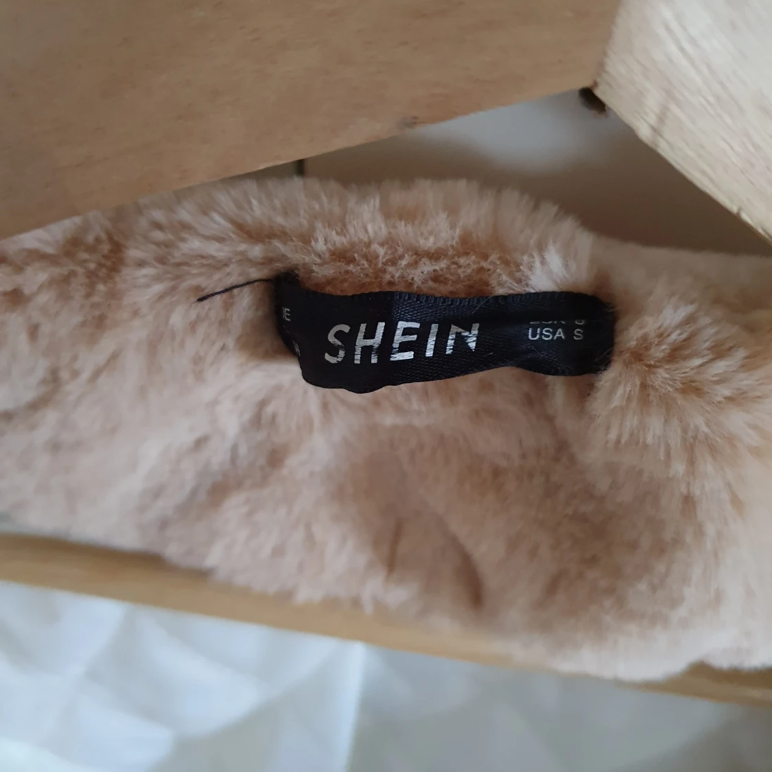 Vit teddyjacka med leoparddetaljer från Shein - 91