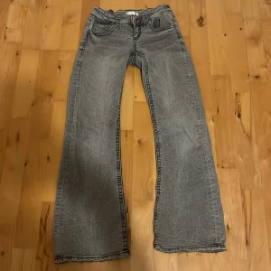 Snälla köp vill värkligen bli av med dem. - Den här byxorna är lågmijade dem är från ginatricot.